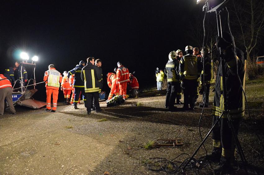 Einsatz BF Koeln PKW im Rhein Mondorf Hersel P080.JPG